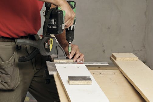 Sokkel til kjøkken: Bak på fronten av sokkelen og foran på bakstykket, limes og skrus klosser fast Sokkel til kjøkken: Bak på fronten av sokkelen og foran på bakstykket, limes og skrus klosser fast